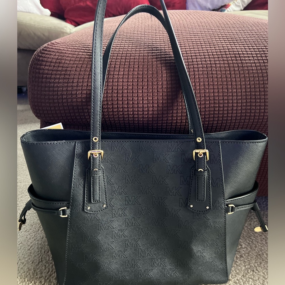 Excellent Condition - Michael Kors Voyager Tote
 in Crossgrain Leather Black